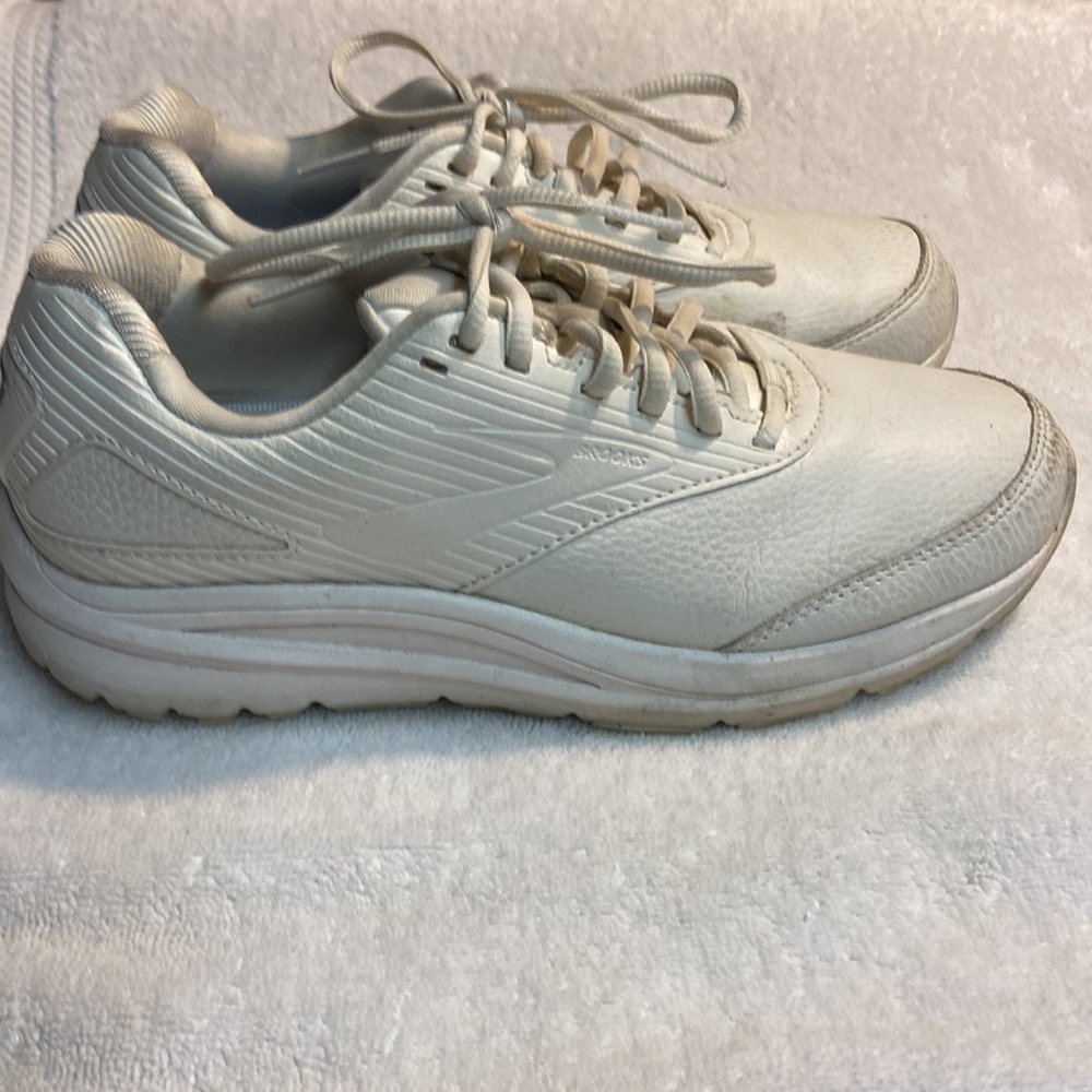 Brooks Addiction Walking Sneakers View 3